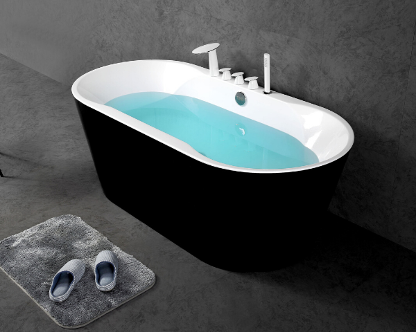 Freestanding Oval Bathtub in Glossy Black