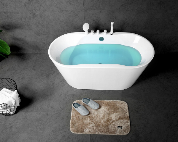 Freestanding Oval Bathtub in White Acrylic