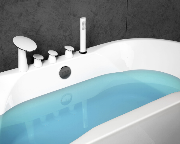 Freestanding Oval Bathtub in White Acrylic